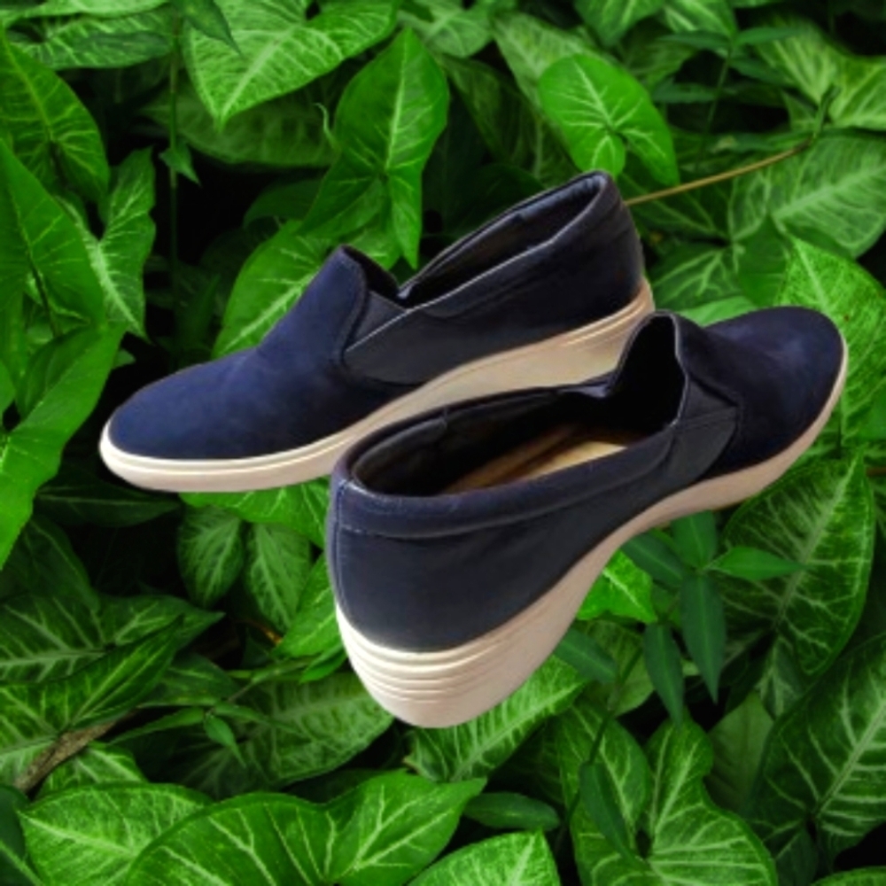Giani Bernini Blue and White Sneakers with Contemporary Style
